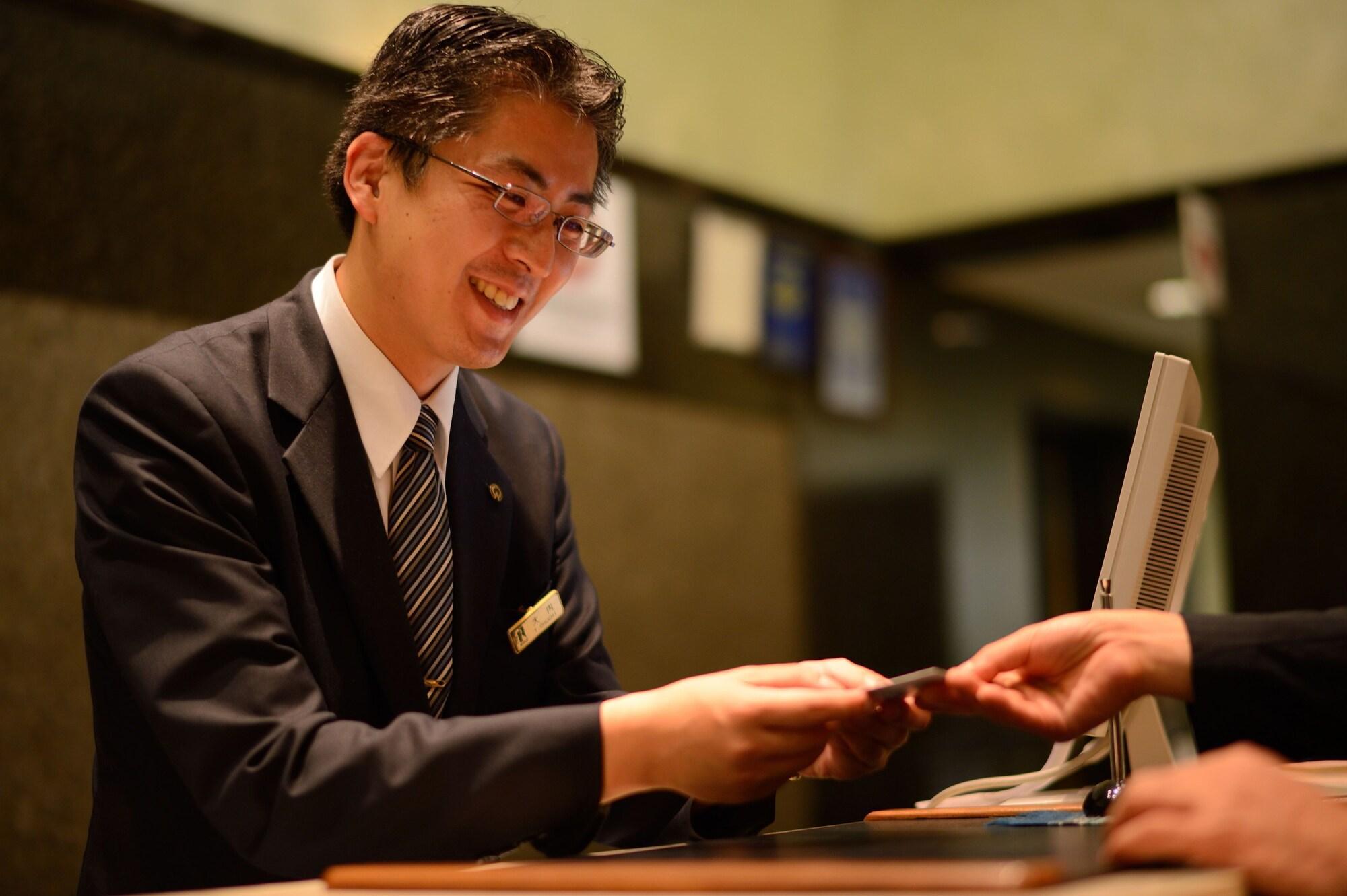 Royton Sapporo Hotel Exteriér fotografie A hotel clerk at the front desk