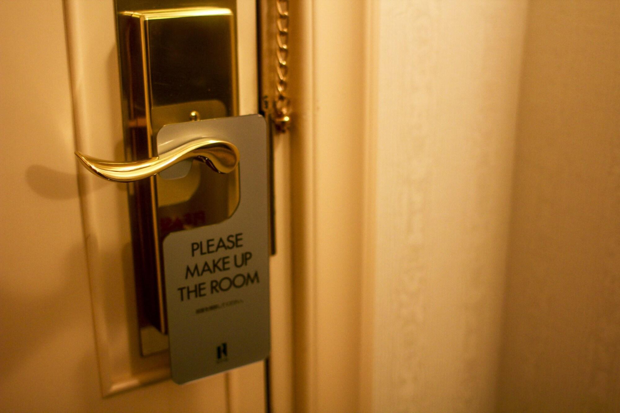 Royton Sapporo Hotel Exteriér fotografie A door sign requesting a maid service
