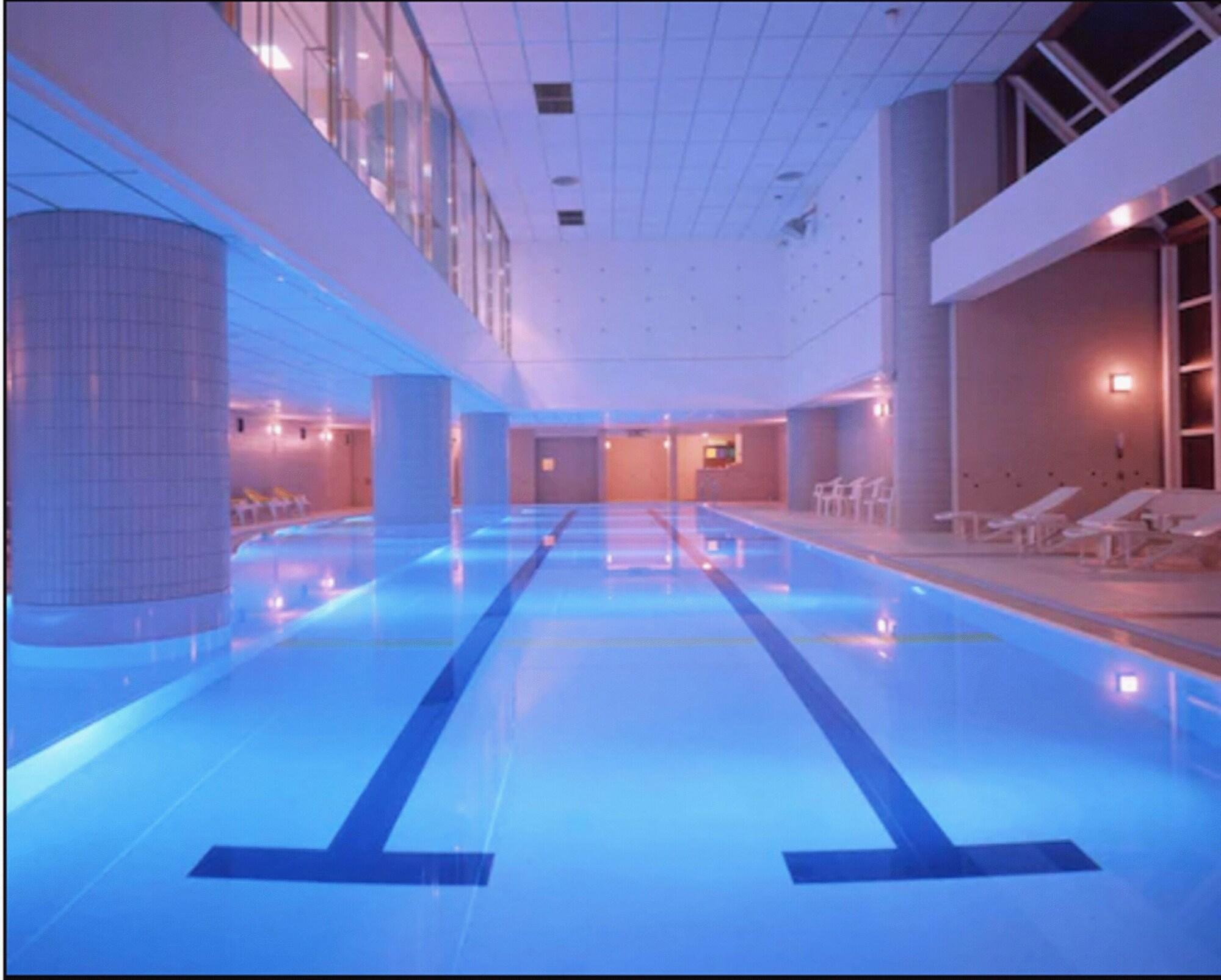 Royton Sapporo Hotel Exteriér fotografie The swimming pool at the hotel
