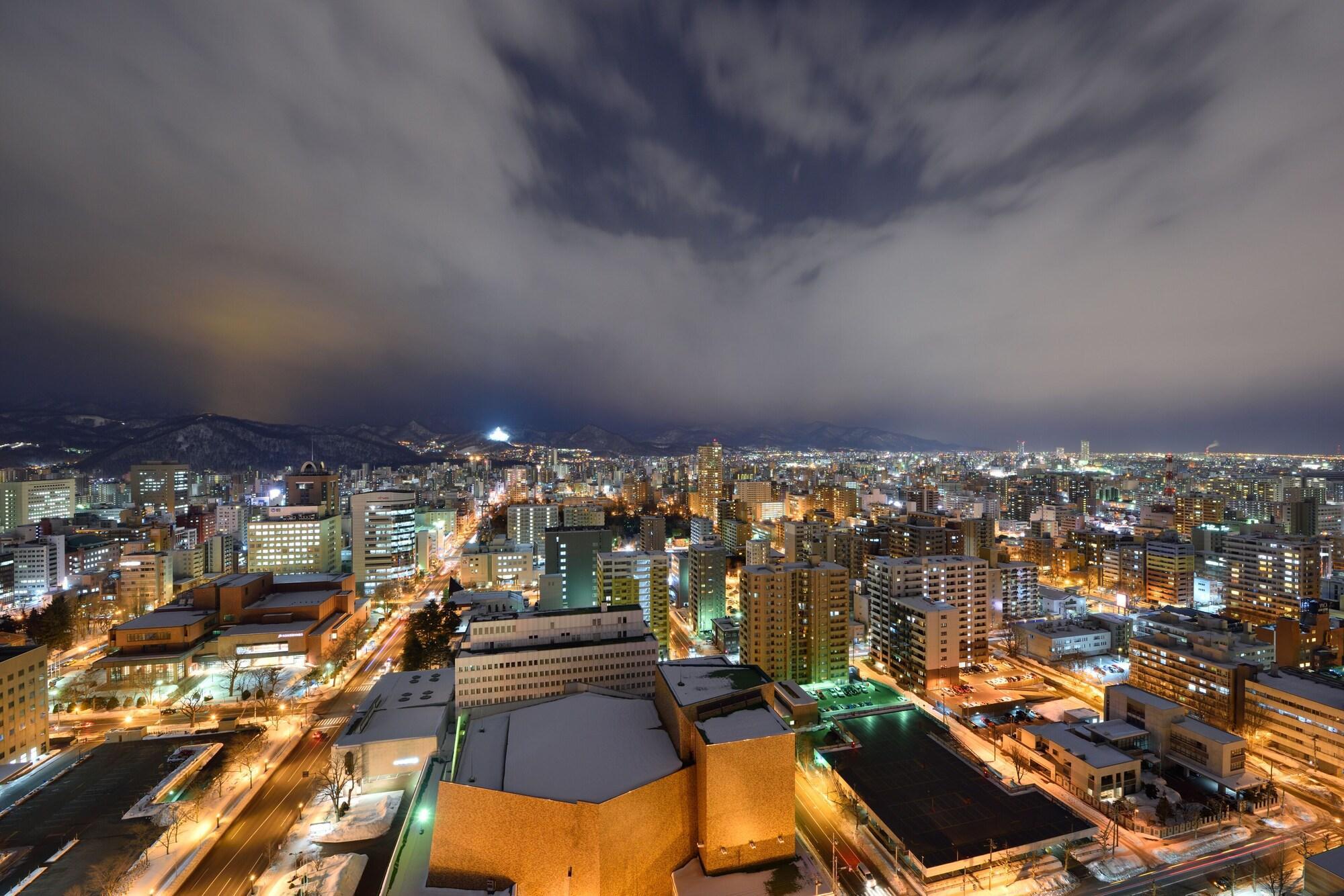 Royton Sapporo Hotel Exteriér fotografie Santiago skyline at night